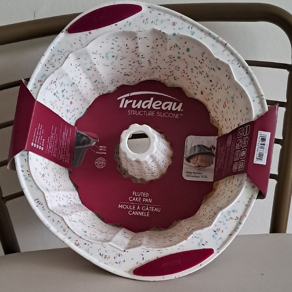 New!Trudeau Fluted Silicone Bundt Pan in White Confetti